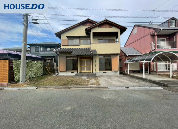 【外観】
和の趣ある瓦屋根の2階建て住宅。間口の広い整形地で開放感良好。駐車スペース付き、静かな住環境でゆとりある暮らしを実現できます。