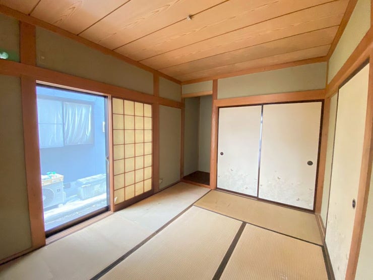 趣ある障子と畳が調和し、くつろぎの時間を演出します。