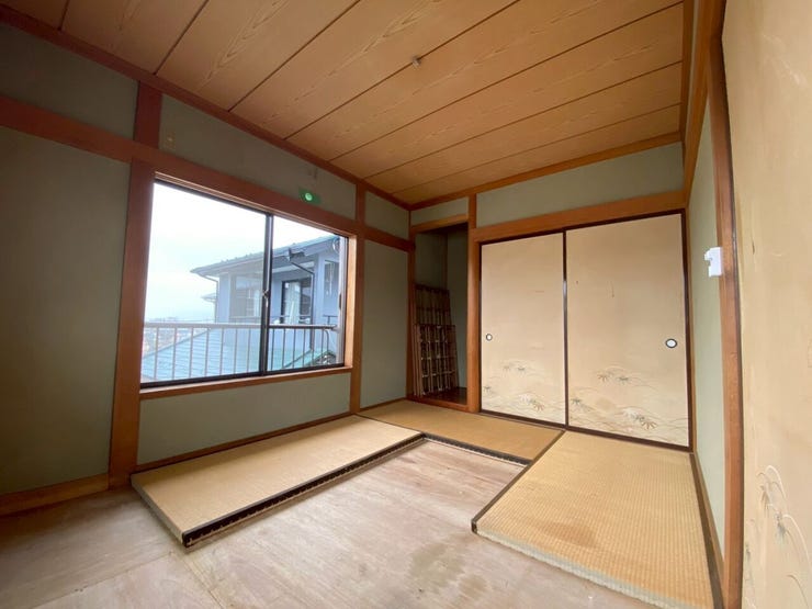 大きな窓からたっぷり光が差し込む明るい和室。二面採光で風通しも良く、心地よい住空間を実現します。