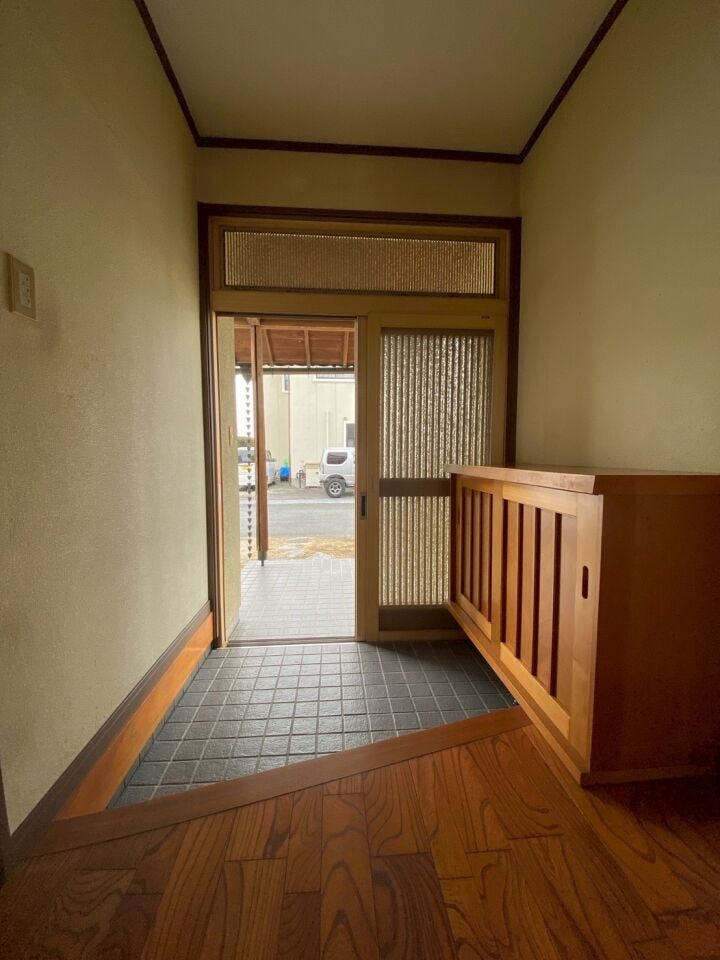 木の温もり感じる玄関ホール。広めの土間と収納付きで使い勝手良好。採光も確保され、明るく開放感のある空間です。