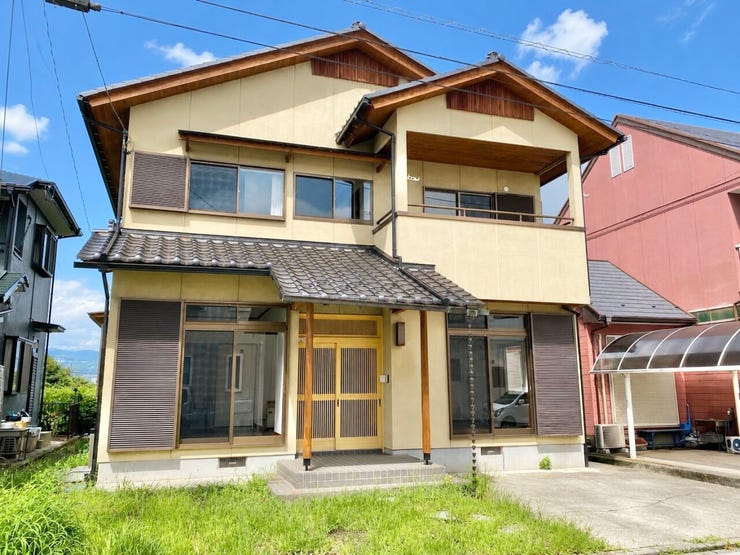 和の趣ある瓦屋根の2階建て住宅。駐車スペース完備、落ち着いた住環境でゆとりある暮らしを実現できます。