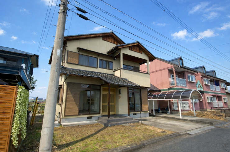 和の趣ある瓦屋根の2階建て住宅。駐車スペース完備、落ち着いた住環境でゆとりある暮らしを実現できます。