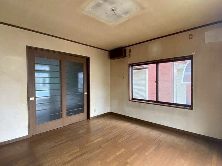 二面採光で明るい洋室。ゆとりある広さと整形間取りで家具配置も自在。使い勝手の良い空間です。