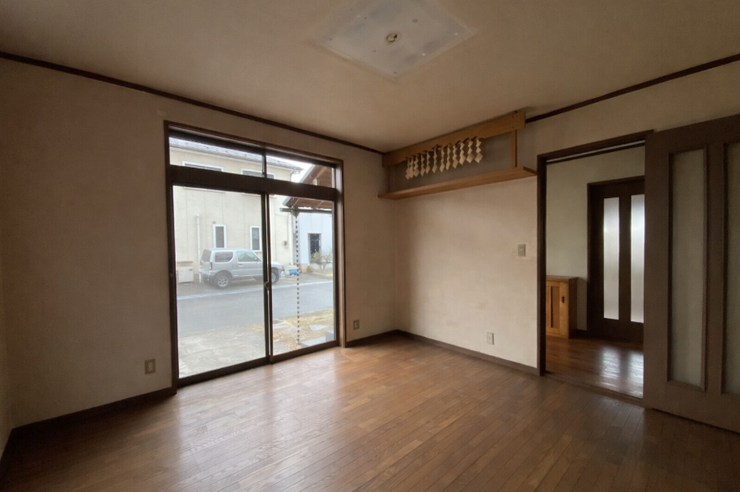 大きな掃き出し窓で明るい洋室。隣室とつなげて広々使える開放的な空間です。