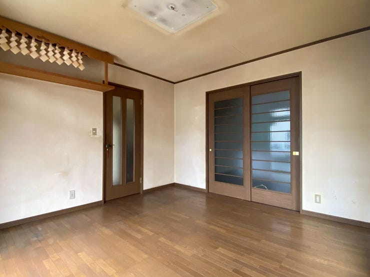 奥にキッチンが続く使いやすい動線で、ダイニングとしても活用できる開放的な間取りです。