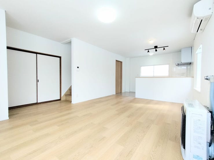 白基調で統一されたリビングに、ナチュラルなフローリングを採用。明るく心地よい空間です。