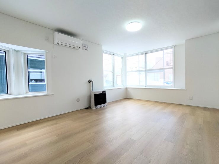 2面採光のやわらかな光が差し込むリビング。エアコン完備で一年中快適な住空間♪