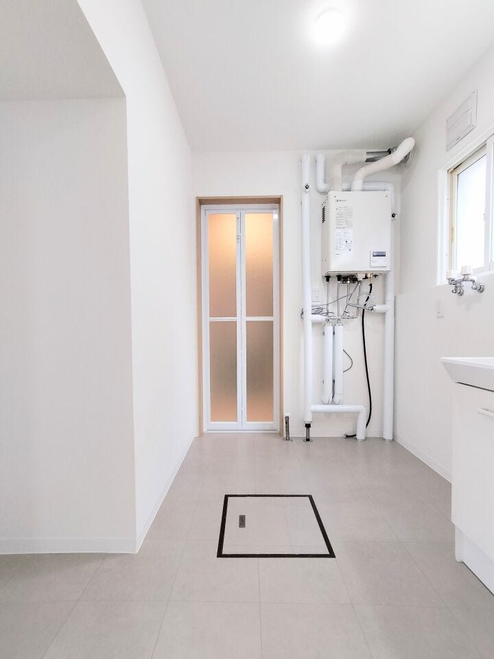 バスルームと隣接した動線の良い洗面所