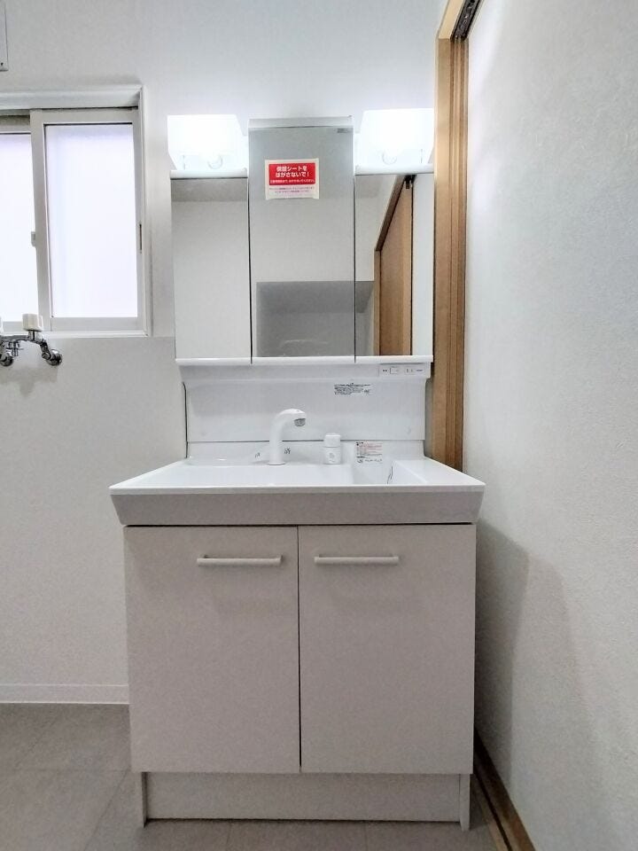 白基調で明るく清潔感のある洗面台◎