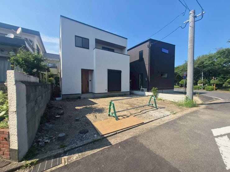 外構工事中♪
建物は完成していますよ◎