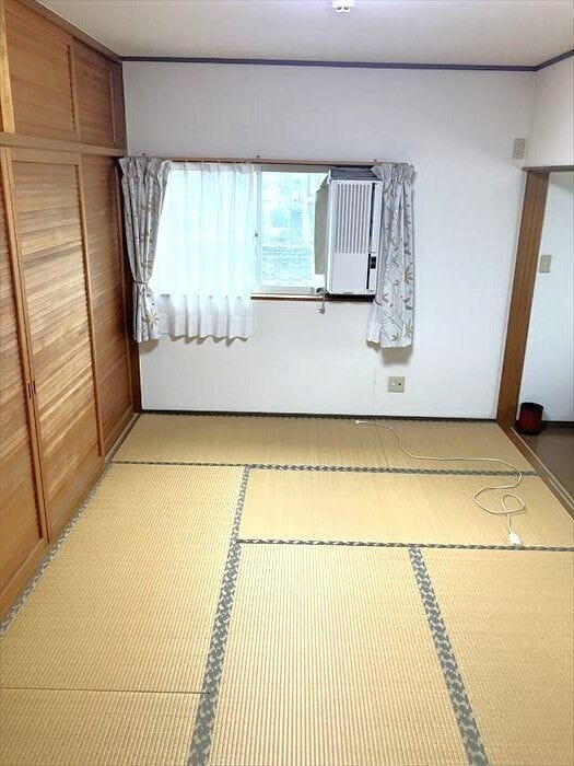 2階の和室
全面に収納が設置されたお部屋です