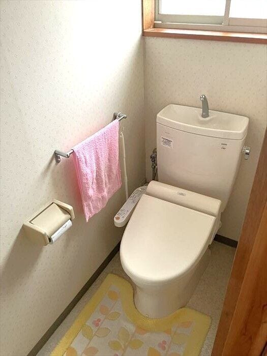 トイレには快適な温水洗浄便座付