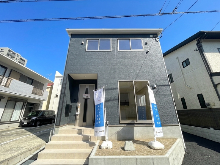 【外観】
\堂々とした佇まいの新築戸建/
洗練された外観デザインが街並みに映える一邸。住まうご家族の誇りとなる、美しさと安心感を兼ね備えた住まいです。