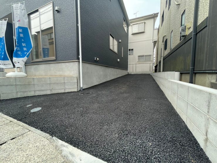 \圧巻の駐車5台可能スペース/
ご家族それぞれのお車はもちろん、来客用や社用車にも対応できる広さ。将来の増車にも安心のゆとりある駐車場です。