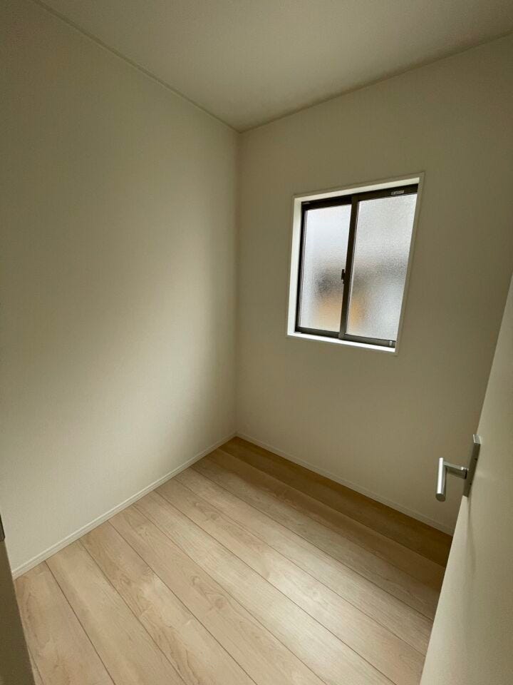 \多用途に使える2階洋室/
子ども部屋や書斎、趣味の空間としても活躍。採光にも配慮された明るい室内で、ライフスタイルに合わせて柔軟に使えます。