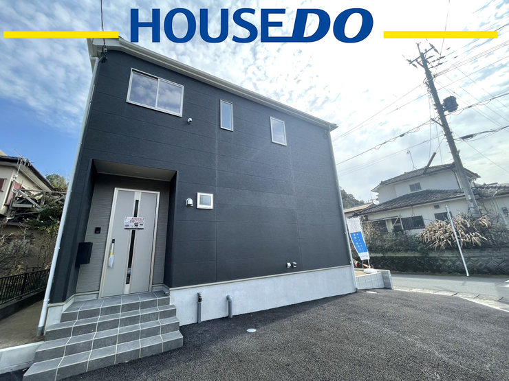 【外観】
\堂々とした佇まいの新築戸建/
洗練された外観デザインが街並みに映える一邸。住まうご家族の誇りとなる、美しさと安心感を兼ね備えた住まいです。
