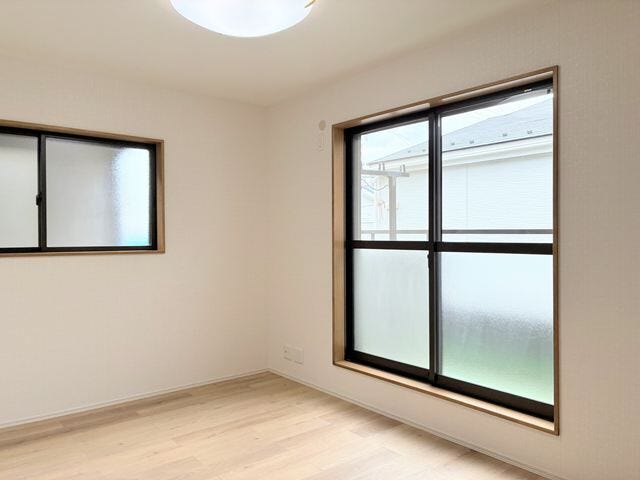 バルコニーへ直接出入りできる大きな窓付き。広くて大きな窓から日差しもたっぷり取り込めます