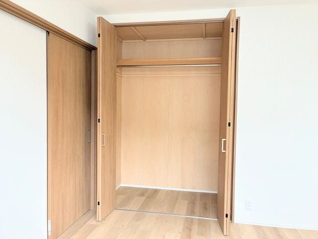丈の長い洋服も収納できますね。上段には小物類などを納められるスペースあり