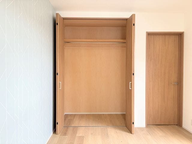 丈の長い洋服も収納できますね。空間を上手に活用して、自分らしいスペースが作れます