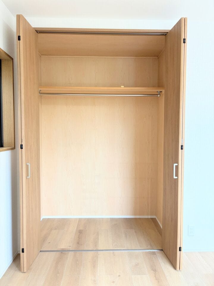 丈の長いコートやワンピースも収納できますね