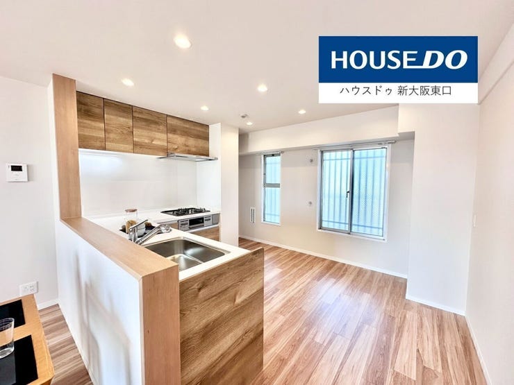 キッチンの後ろにも窓があり、臭いがこもりません。
またダウンライトも増設されていますので、お手元とても明るいです。