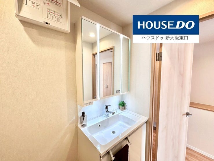 洗面台は、三面鏡タイプのシャンプードレッサー。
鏡の裏が収納となっているので、散らからなくていいですね