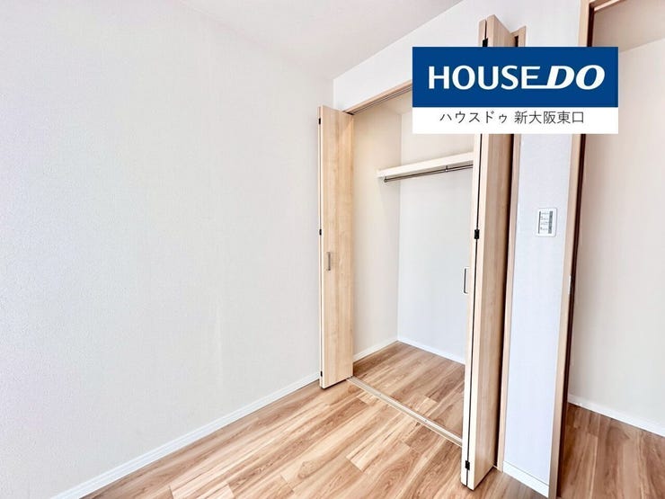 すべての居室に収納がございます。
奥行もありたくさんの荷物が入ります。