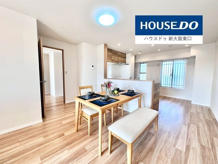 リビングは19.4帖もあり
大きめのダイニングテーブルのほか、家族でくつろげるソファーセットを置いてもまだまだ余裕です。