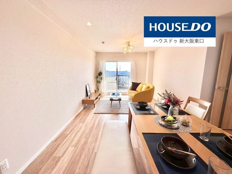 キッチンからも、青い空が望めます。
フローリングと建具の色合いを合わせてあるので、クセのないおしゃれなリフォームとなっています。