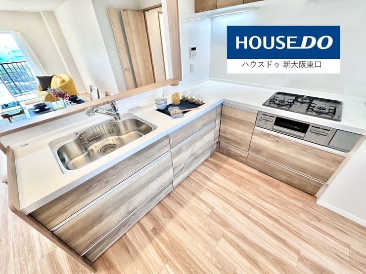 システムキッチンはシングルレバー。天板には人工大理石を使用しているため、長くお使い頂いてもくすんでいくことはございません。