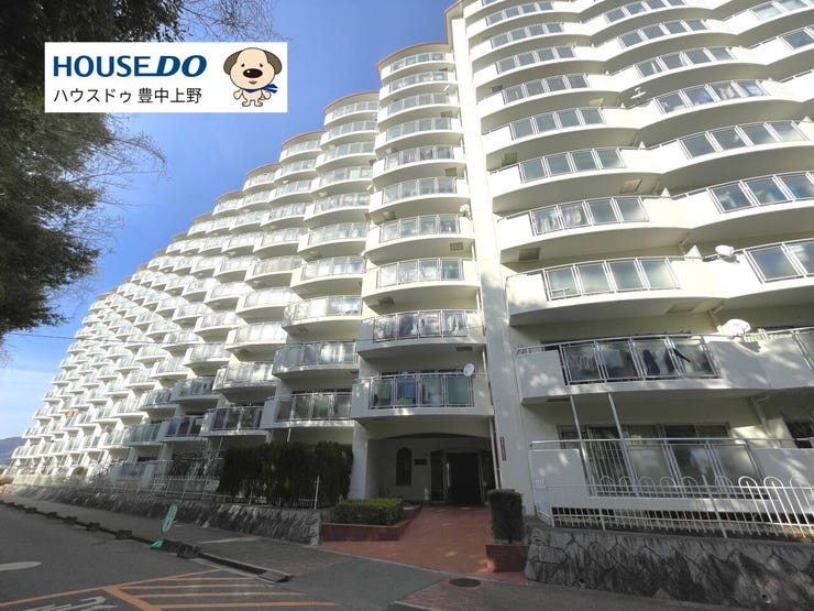 北大阪急行南北線「箕面船場阪大前駅」かで徒歩9分の場所にあります。敷地の南側には桜並木があり、春には見ごたえがあります。