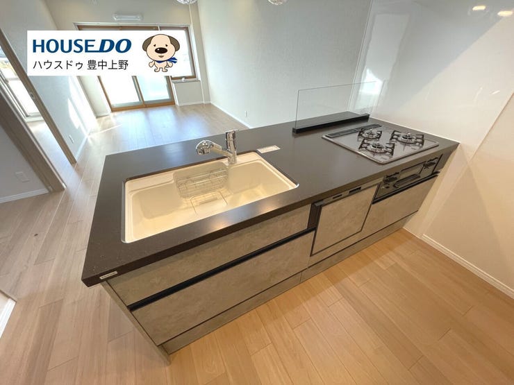 スタイリッシュなシステムキッチンです♪小さなお子様がいらっしゃる場合でも、見守れますね♪