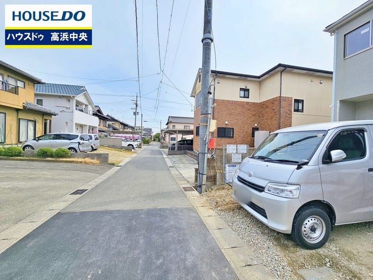 間口・前面道路ともに十分な幅があり駐車も楽々♪駐車スペースも大きく、いつ友人・親戚・来客が来ても決して油断しないハイスペックな邸宅。