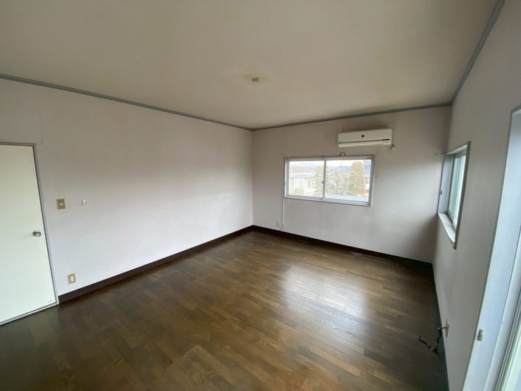 ベッドを置いても余裕のある広さ。ダブルベッド+サイドテーブルも配置しやすい整形間取りです。