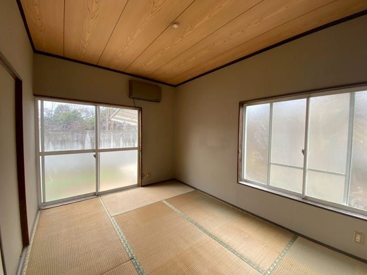 大きな窓が2面にあり、自然光がしっかり入ります。