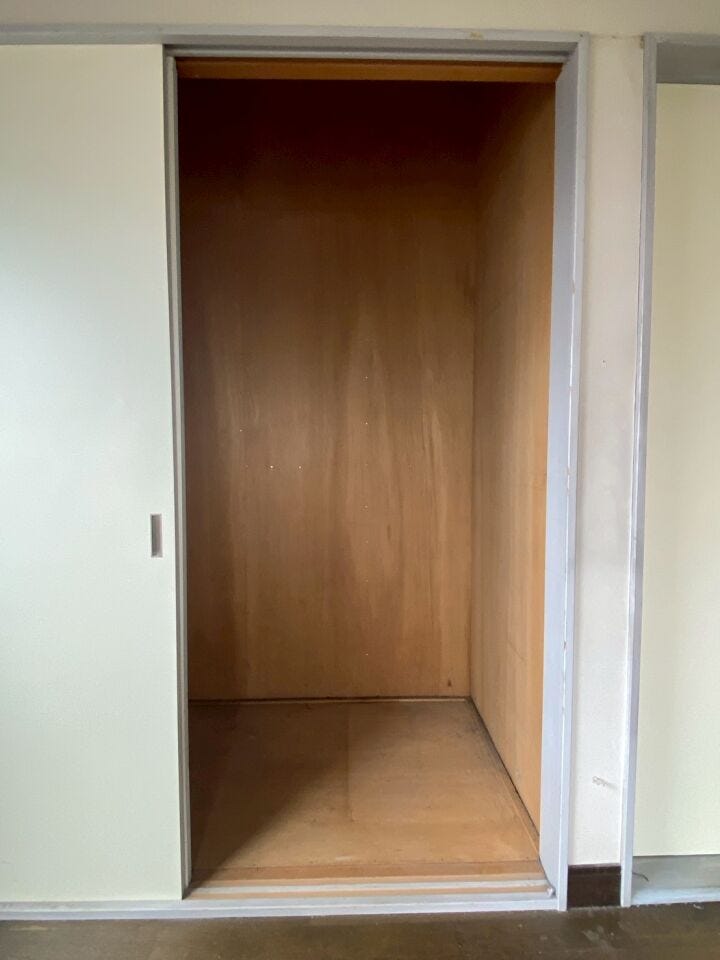 二階洋室の収納。
布団や衣服収納棚などの入れられる奥行きの収納です。