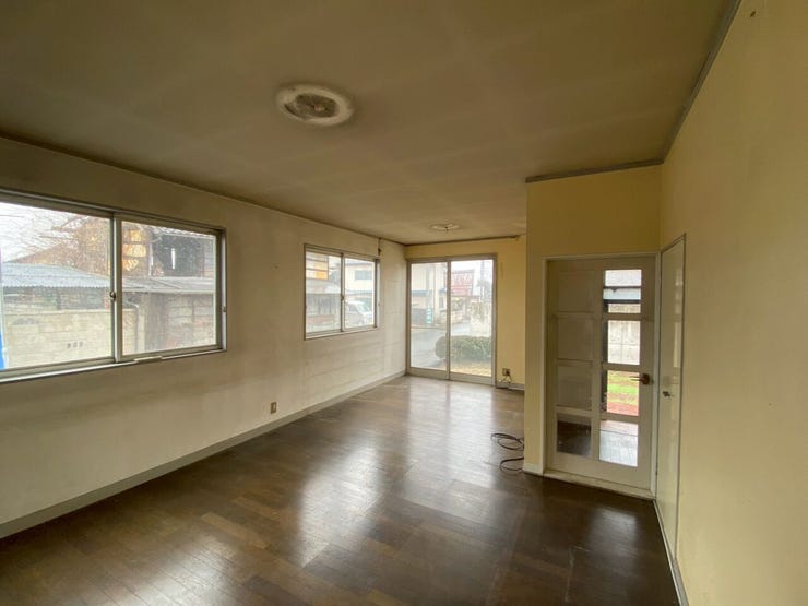 掃き出し窓が駐車スペースにつながっていて大きな家具の出し入れも簡単!
窓が多くて風通しも良好!