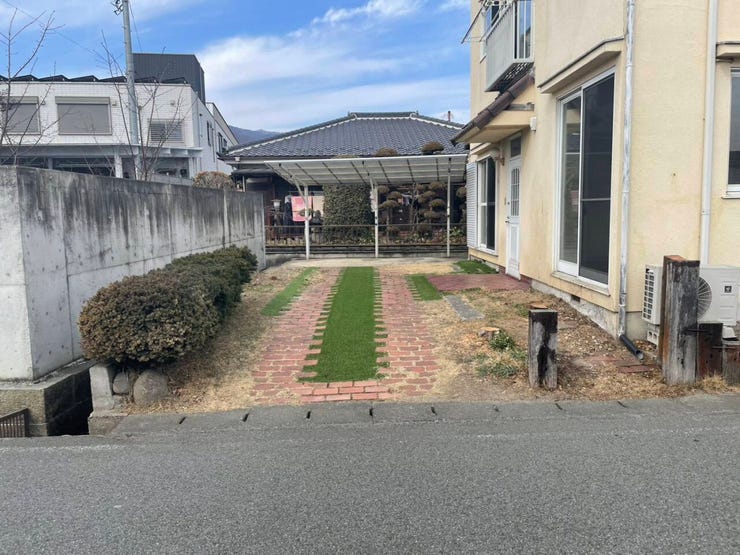 西側駐車スペース。縦列駐車可能な奥行き有り。
レンガ仕上げで洋風感UP!