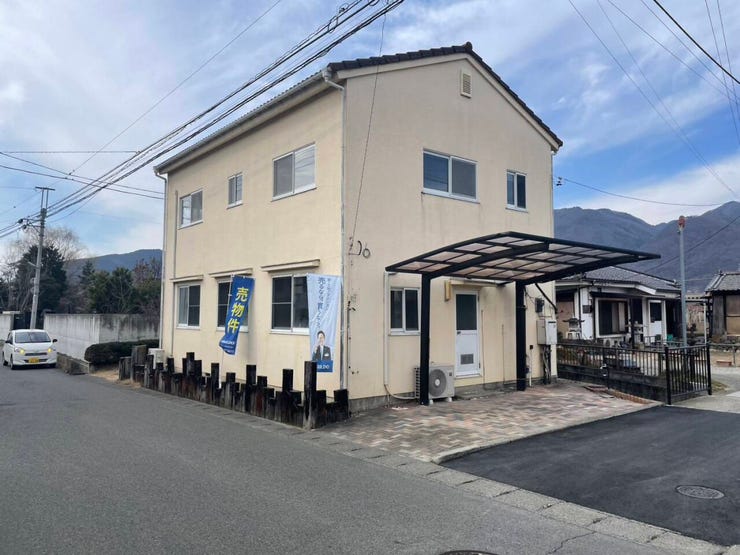 東側にはカーポート完備の駐車スペース有り!
合計で2台以上駐車可能