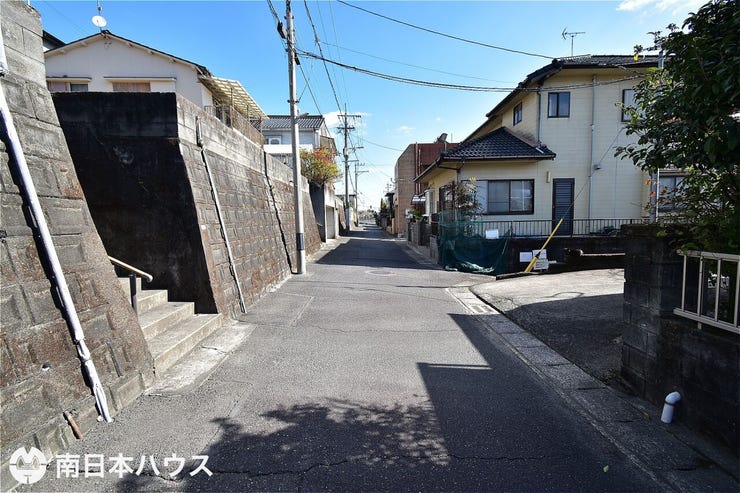 【前面道路】東南向きの前面道路幅は約4.5mです!団地内の道路で交通量が少なく静かな住環境です♪