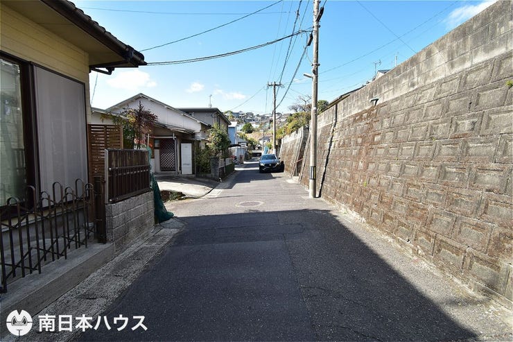 【前面道路】東南向きの前面道路幅は約4.5mです!団地内の道路で交通量が少なく静かな住環境です♪