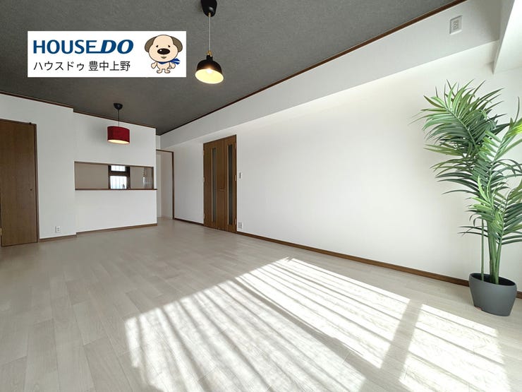 【外観】
【LDK】
優しい日差しが差し込む約16.4帖の広々としたリビング♪和室ともひと続きになり、さらに広く空間をお使いいただけます。