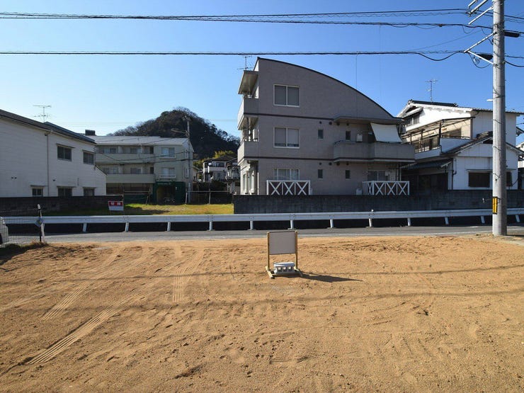 敷地内を東側より撮影