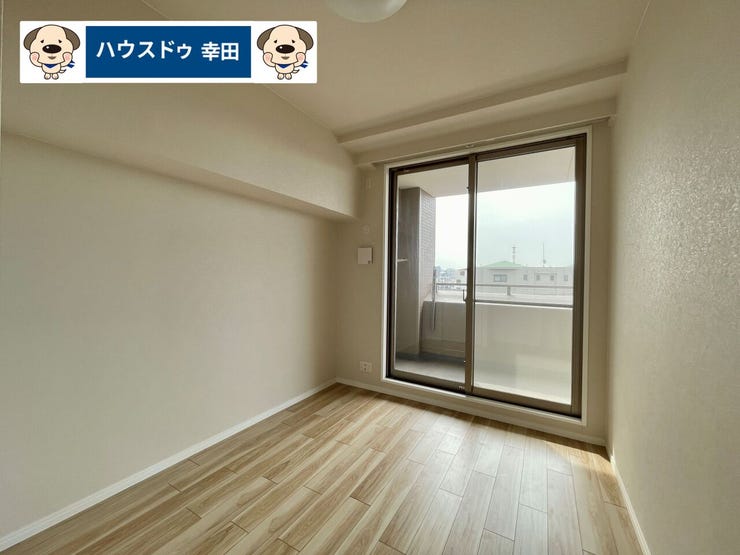 5.4帖の洋室
バルコニーに面しているお部屋です!