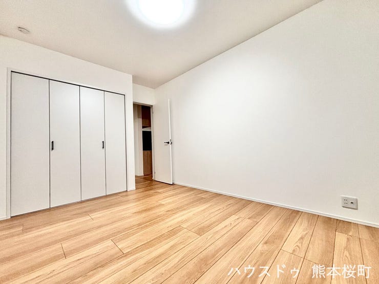 ■1階6.8帖洋室■寝室、書斎、趣味の部屋。家族の成長やライフスタイルに合わせ、様々な使い方ができる快適な空間です。