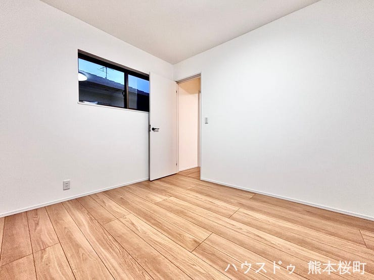 ■2階6帖洋室②■寝室、書斎、趣味の部屋。家族の成長やライフスタイルに合わせ、様々な使い方ができる快適な空間です。