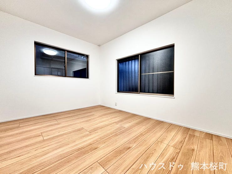 ■1階6.8帖洋室■寝室、書斎、趣味の部屋。家族の成長やライフスタイルに合わせ、様々な使い方ができる快適な空間です。