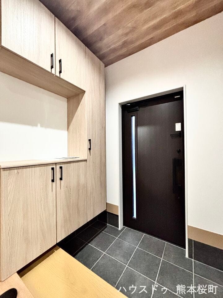 ■「ただいま」の安堵をくれる場所■訪れる人を迎え入れ、帰るたびにホッと一息つける、明るく機能的なエントランス。