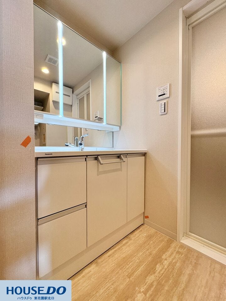 縦型のLED照明が鏡に組み込まれた、明るい洗面空間。鏡裏の収納や足元の引き出しなど、小物からストック品まで整理しやすい設計です。凹凸の少ないスクエアなボウルは、日々のお手入れも簡単に行えます。