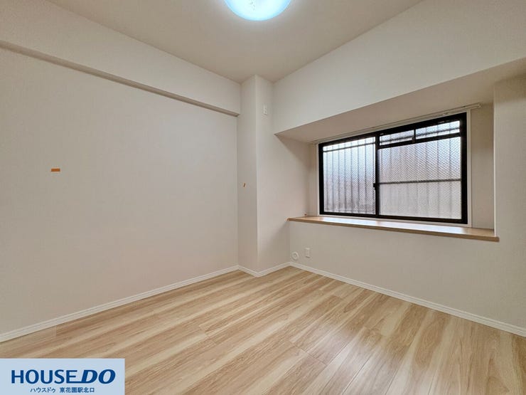 木の質感を活かした明るいフローリングが、室内を温かみのある空間にしています。窓際のカウンタースペースは、お気に入りの小物を飾るなど自由に活用可能。手持ちの家具も馴染みやすいお部屋です。